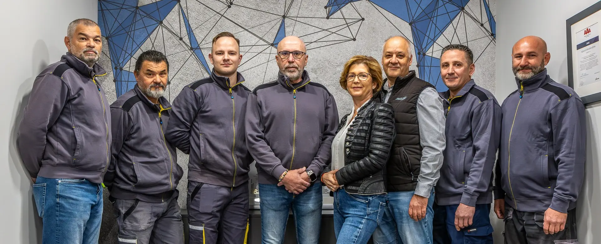 Az Aqua System Service csapata: nyolc szakember egy sorban, egyenruhában