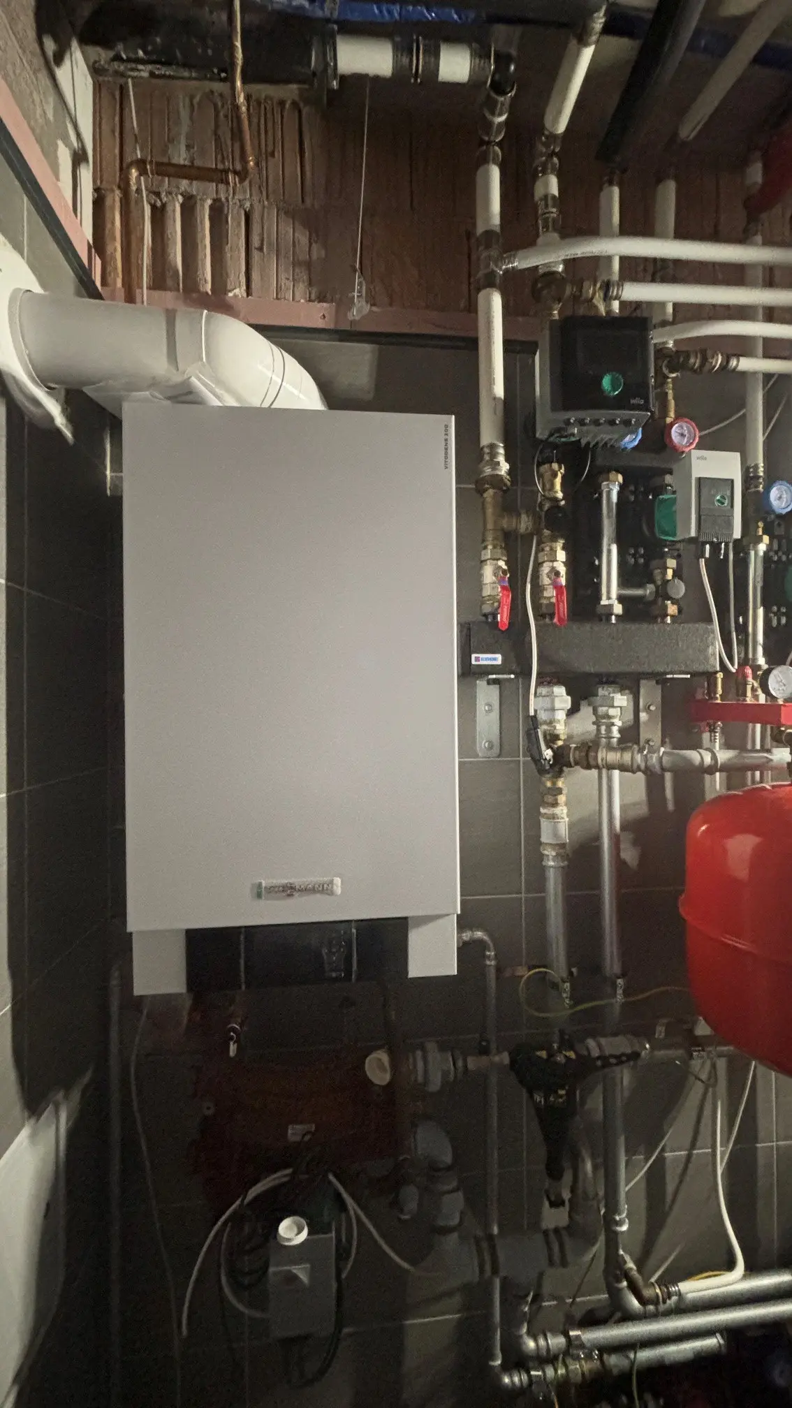 Viessmann Vitodens 200 kazán szivattyúkkal és osztó-gyűjtővel egy gépészeti helyiségben